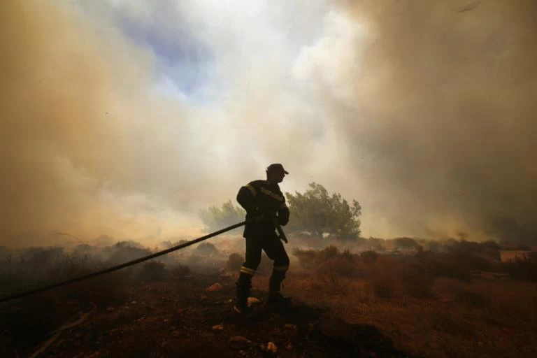 Φωτιά στον Παρνασσό – Κινδύνευσαν παιδιά σε κατασκηνώσεις